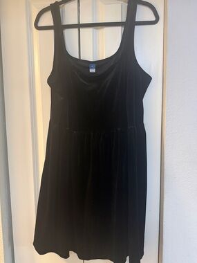 Old Navy Black Tee with Blue Size Tag